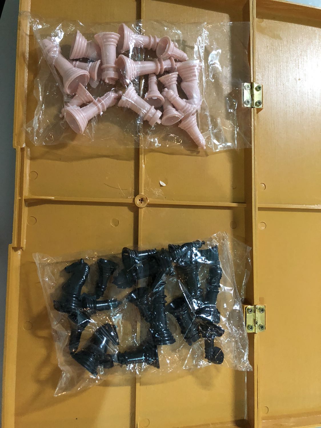 Bán hàng không đúng với quảng cáo, mặc dù đã nhắn hỏi shop để xác nhận xem có đúng hình như quảng cáo không nhưng khi nhận hàng lại là sản phẩm khác, thật thất vọng. Đề nghị TIki kiểm tra sản phẩm thật và sản phẩm các shop quảng cáo để khách hàng khỏi mất thời gian mua rồi đổi trả. Nên có hình thức xử lý nghiêm với những shop quảng cáo hàng không thật làm mất uy tín của tiki.