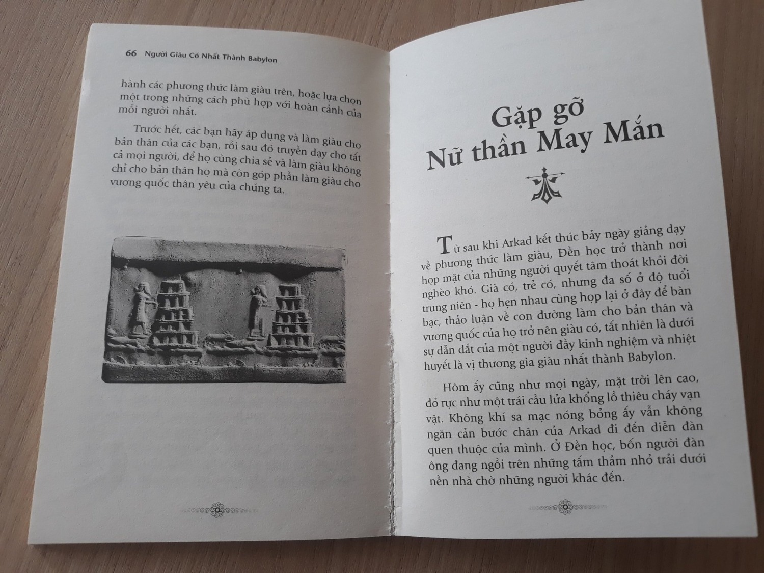 Về nội dung sách thì miễn bàn. Bạn trẻ nào muốn học cách tiết kiệm tiền, kiếm tiền mà ghét đọc các sách về thành công  thì có thể lực chọn cuốn này. Mình là người không thích đọc các cuốn nói về thành công nhưng cuốn này đã chinh phục mình bởi lối dẫn truyện mộc mạc, hấp dẫn, dễ hiểu, dễ nhớ. 
Còn chất  lượng sách giấy ok, nhưng đóng gáy lỏng lẻo, không bền. 
Tiki giao hàng Nhanh. Cảm ơn ^^