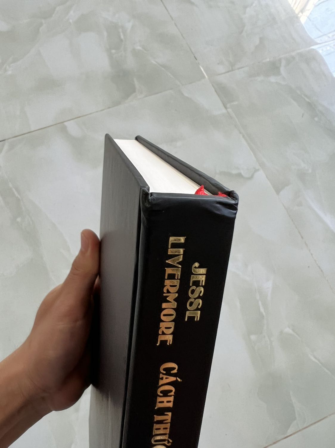 Tôi ko hài lòng với cách đóng gói của Tiki rất ẩu tả, đối với một người yêu sách như tôi mà quyển sách tôi mua đến tay cấn móp tôi rất khó chịu, bong bóng xốp gói hàng đâu có đắt mà tiếc kiệm như vậy, tính thêm tiền gói cũng đc mà. Sách hay nhưng tôi cho 1 sao vì cách gói hàng yếu kém, ẩu tả.