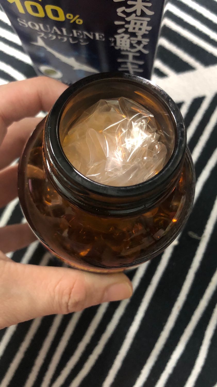 Sản phẩm này chắc là hàng xách tay, k thấy nhãn phụ và tem chống hàng giả, và thông tin hướng dẫn sử dụng, hộp thì vẫn được niêm phong. Phía trong lọ thì k thấy seal chỉ có miếng nylon nhét vào trong hủ