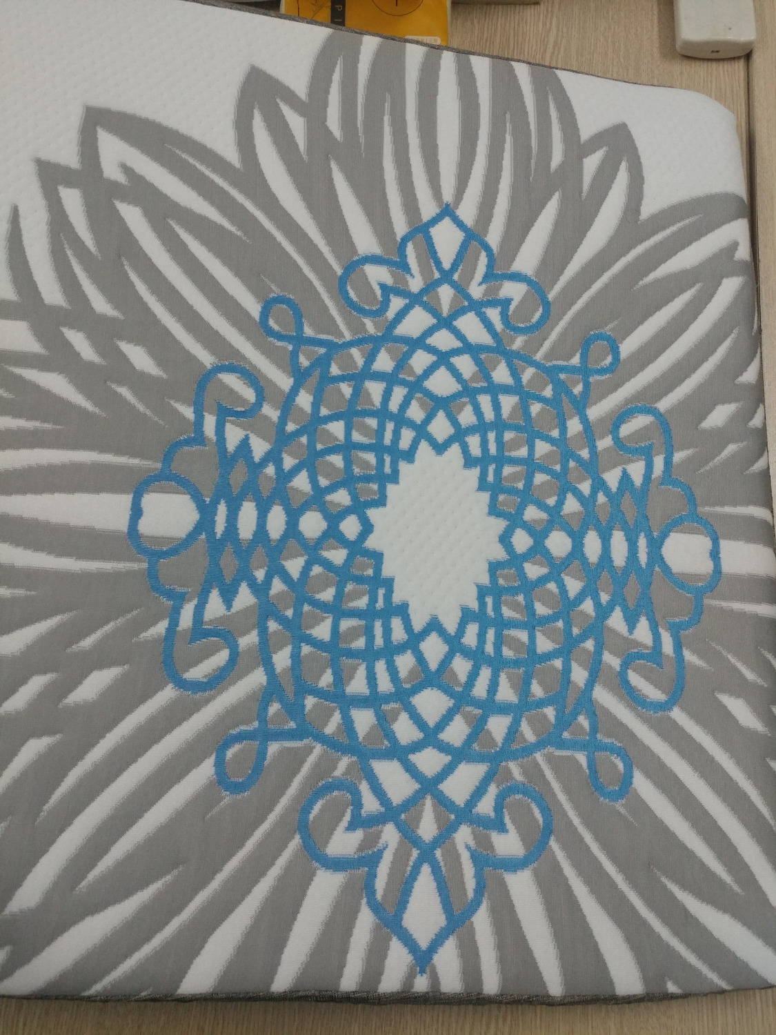 Gối to hơn mình tưởng, chụp xa mới chụp được cả gối. Gối làm từ mút nha mọi người, mình thấy khá êm nghe nói cao su thì không làm được gối này nên OK dùng mút. Chưa biết độ bền thế nào nhưng khá êm. Cảm ơn Tiki luôn cung cấp các sản phẩm chất lượng đáng đồng tiền