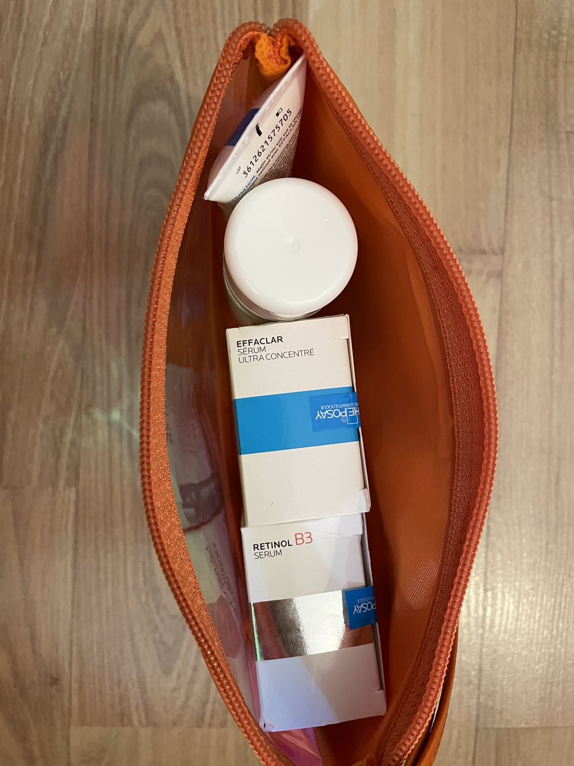 Mình xài LaRoche Posay nhiều rồi, luôn yên tâm và hài lòng. Xài hồi mặt mụn tới giờ xài lão hoá 😊 mới xài có 1 ngày thôi thấy mùi dễ chịu, ko rít mặt. Túi vừa để 4 món mình hay dùng. Cám ơn Laroche Posay và cám ơn Tiki giao hàng nhanh chóng mặt.