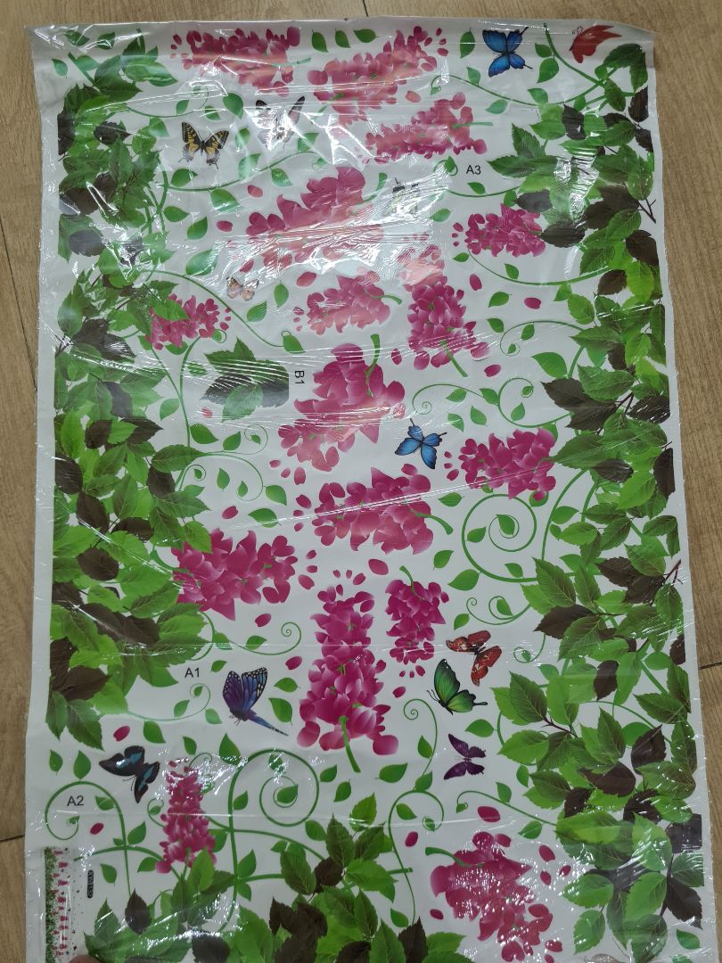 Combo chân tường và phía trên mà kích thước lại ko bằng nhau, dán lên nhìn ko cân đối.