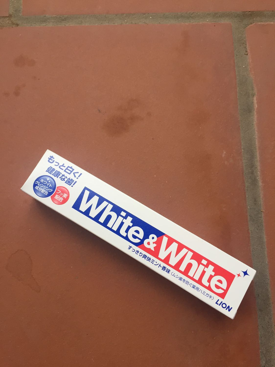 Tốt. Mùi đặc trưng của kem đánh răng nguyên bản chứa flo rất dịu nhẹ. Đánh xong cảm giác nhẹ nhàng, sạch!