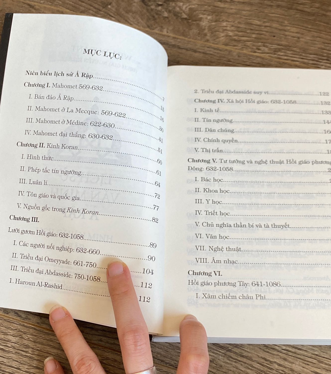 Đây là cuốn sách thứ 3 mình của bác Nguyễn Hiến Lê mà mình đọc. Tuy nhiên cuốn này nằm trong bộ sách của Will Durant mà bác dịch sang T Việt.
Cuốn sách để lại thông tin hết sức đầy đủ về mọi mặt, sự hình thành quốc gia và phát triển cực thịnh của người Hồi tới trước TK 13. 
Sự suy tàn và bị chiếm đóng, ảnh hưởng bởi người Thổ sau TK13, các bạn có thể tìm hiểu thêm qua cuốn Bán đảo ả rập - hồi giáo và thảm kịch dầu mỏ của bác Hiến Lê nhé