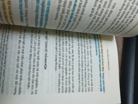 Sách hay, giao hàng không có vấn đề gì. Mình đọc cũng gần xong rồi. Sách nhấn mạnh và hướng dẫn trọng tâm vào thực hành chánh niệm trong đời sống sinh hoạt hằng ngày, tất nhiên là bao gồm cả ngồi (nhưng hơi khái quát phần ngồi quá). Nếu không ngồi thiền vipassana trước  1 thời gian mà đọc thì sẽ khó hiểu 1 chút.
