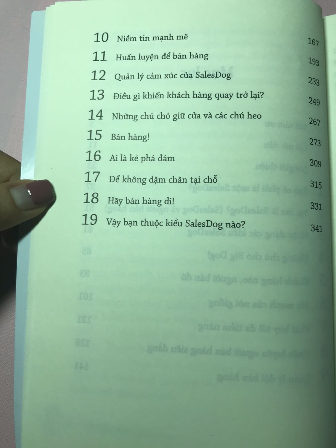 quyển sách này  : 
 - giúp bạn hiểu rõ hơn về bản thân mình và điểm mạnh của mình . 
 - mang lại cho bạn tư duy phản biện và những kĩ thuật ngắn gọn để tăng cường tính hiệu quả và tìm thấy điều bạn muốn tìm kiếm . 
Còn về Tiki : luôn ghi nhận ý kiến và cố gắng để điều chỉnh nhằm cung cấp dịch vụ tốt hơn và sẵn lòng hỗ trợ nhiều hơn . 1 điều tuyệt vời nhất của Tiki là không ngừng tìm cách để mang lại thêm giá trị thật sự cho mỗi giao dịch và mỗi dịch vụ . Tiki luôn khiến mình cảm thấy hài lòng sau mỗi giao dịch . tiết kiệm được thời gian và tiền bạc và luôn lựa chọn đúng được thứ mình cần từ review . Thật may mắn . Thanks Tiki Team . chúc tiki sẽ nhanh chóng vươn lên vị trí số 1 TMĐT .