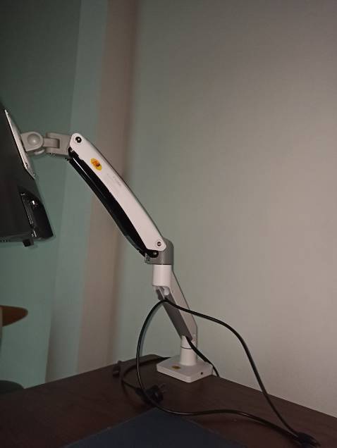 Di chuyển rất cứng, lại phát ra tiếng cót két, nghe rất khó chiu. Đã thử nới lỏng ốc đến mức ko thể lỏng hơn nhưng vẫn ko khắc phục được