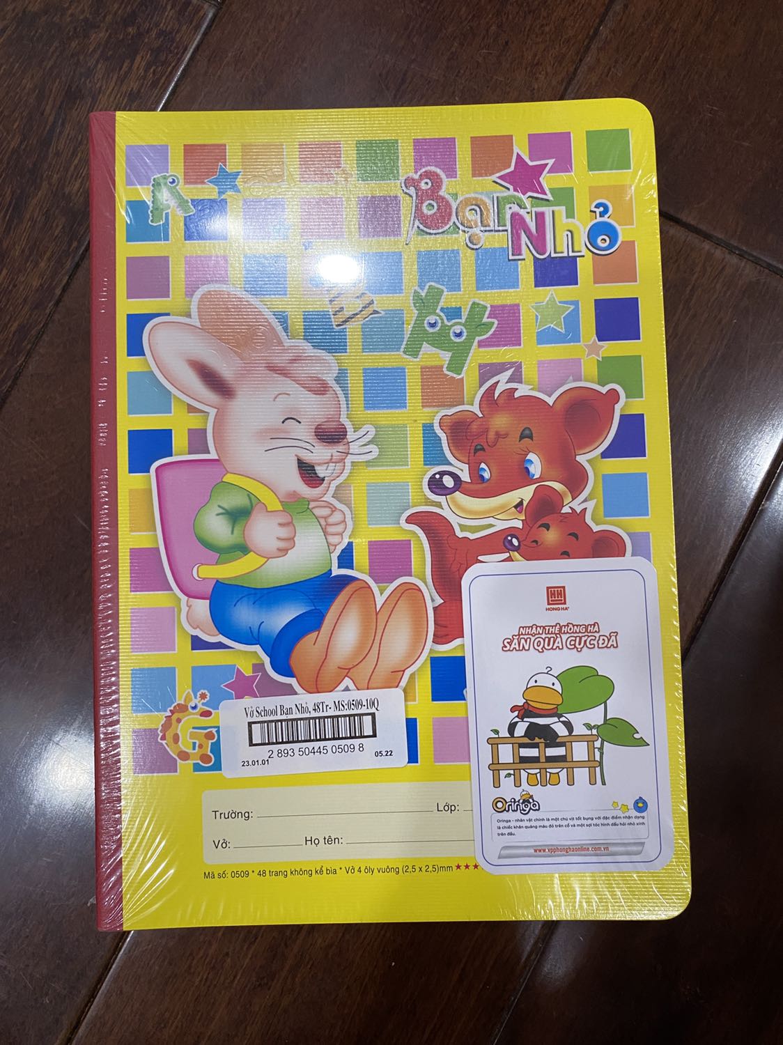 Hoàn toàn hài lòng với sản phẩm nhận được. Đóng gói cẩn thận. Hôm nhận hàng trời bị mưa chỉ sợ bị ướt vở.