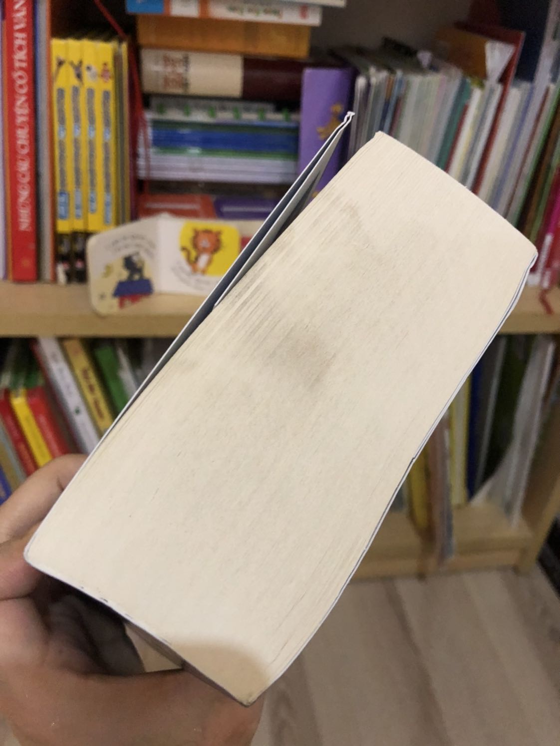 Giá: thời điểm mình mua giá là 348k+35k phí ship. 
Về nội dung: siêu hay, nên có trong tủ sách gia đình (bố mẹ con cái đọc đc tuốt). 
giao hàng: khá nhanh. 
Đóng gói: theo phong cách hơi bị lãng phí đặc trưng của tiki
Chất lượng sản phẩm: sách chuẩn có tem của nxb, giấy in theo kiểu thân thiện môi trường rất thích, chữ to dễ đọc.
Điểm không hài lòng: 4 quyển thì có 2 quyền không bọc kín, hơi bẩn và quăn góc nhưng không đến nỗi lắm nên không yêu cầu đổi trả do vấn đề này.