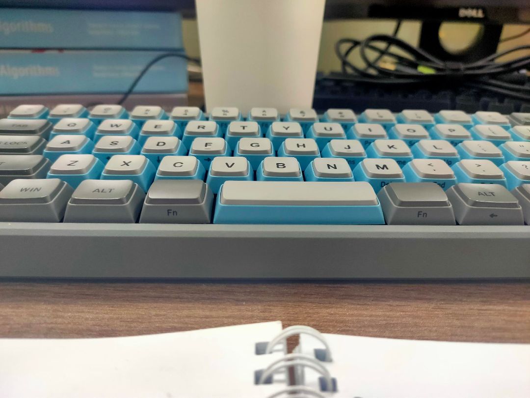 Giao hàng nhanh, shop đóng gói cẩn thận. Sản phẩm tốt từ hộp tới nội dung bên trong. Brown switch lực nhấn đầm, phù hợp với tay mình. Các phím chắc chắn. Âm thanh rất hay. Khả năng tùy chỉnh phím rất tiện, có thể dùng trên Windows, MacOS và cả Android. Nói chung là đáng đồng tiền bát gạo.