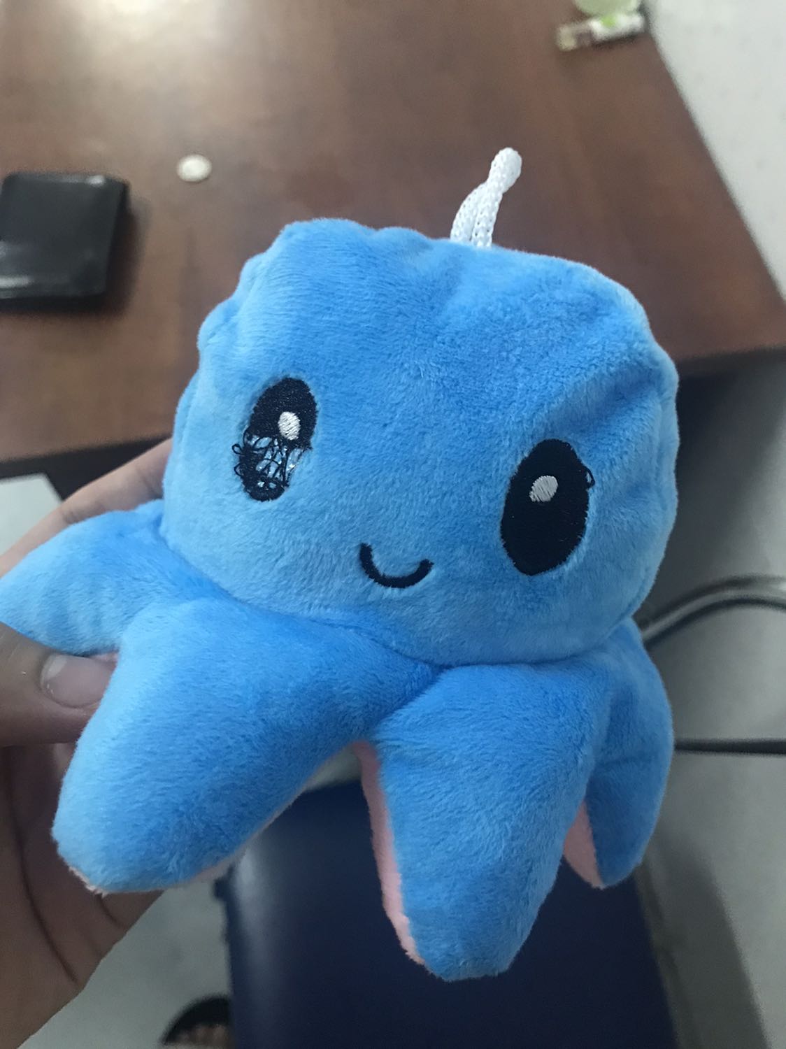 Giao hàng nhanh chống thuận lợi. Tuy nhiên mặt cười bị hỏng 1 mắt, thành ra cả 2 mặt đều là mật buồn. Hơi thất vọng về chất lượng sản phẩm.