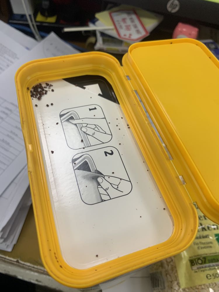 Sản phẩm chưa hết hạn sử dụng nhưng đã bị rơi  bột cacao ra ngoài, nên theo mình nghĩ sản phẩm đã bị hở bao bì, còn 1 hộp mình không thấy bị rơi bột ra ngoài, nên đã xé bao bì xem thì bột bị vón thành cục lớn