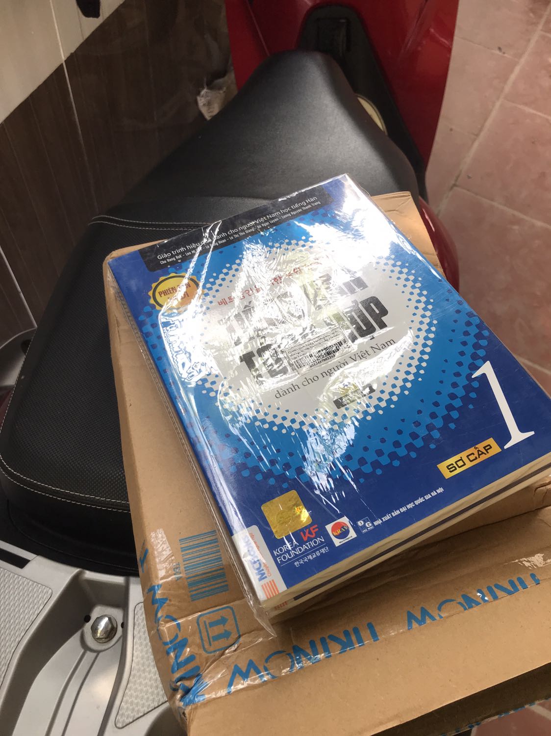 Giao hàng rất nhanh,đóng gói thì ok,lần nào mua cũng thế,chất lượng rất hài lòng, riêng bán sách thì tiki trùm ở Việt Nam,các bạn yên tâm mua nhé. Giá như các sàn thương mại điện tử khác nhe Shopee,Lazada.. mà làm ăn như Tiki thì tốt biết mấy .🥵🥵🥵