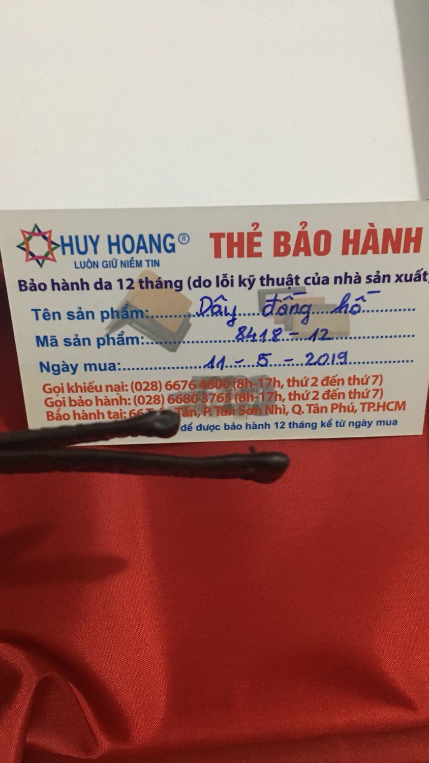Không hiểu dây đồng hồ thế này là mình phải tự đóng lỗ để cho chốt vào hai đầu đúng không? 
Thôi cũng đáng! Tiền nào của ấy!