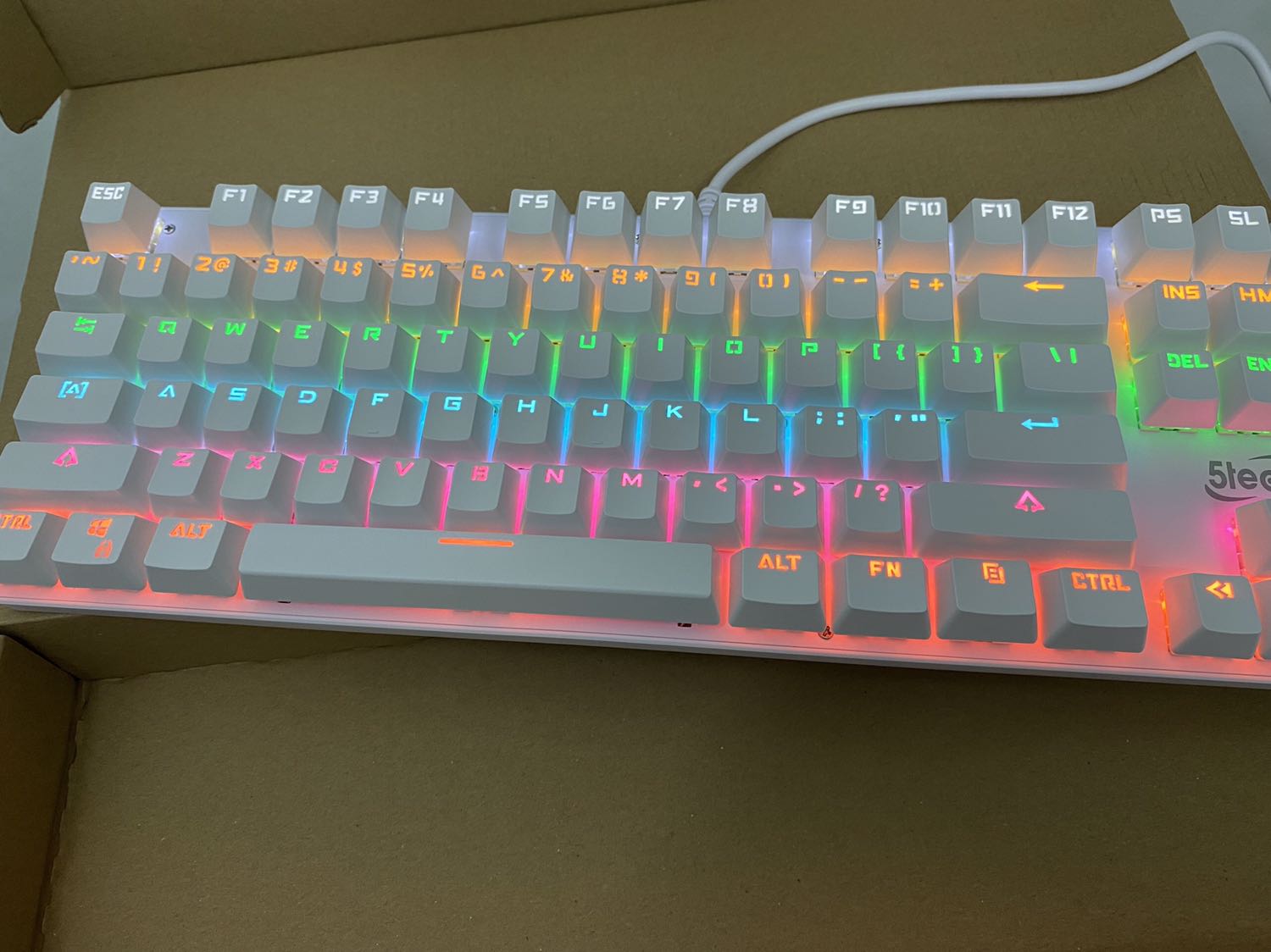 Đúng chuẩn bàn phím cơ luôn nhé, Model Blue Switch tôi rất thích, phím kêu đã tai rất phê. Chơi mất thể loại game Moca hay Liên minh, Moba thì bao phê luôn, k có độ trễ nha, bấm tổ hợp 1 lúc nhiều phím vẫn khá nhạy. 
Kiểu khắc chữ đậm, đèn led đẹp, hiệu ứng thay đổi được nhé. Đúng chuẩn bàn phím cơ luôn nhé, Model Blue Switch tôi rất thích, phím kêu đã tai rất phê. Chơi mất thể loại game Moca hay Liên minh, Moba thì bao phê luôn, k có độ trễ nha, bấm tổ hợp 1 lúc nhiều phím vẫn khá nhạy. 
Kiểu khắc chữ đậm, đèn led đẹp, hiệu ứng thay đổi được nhé.