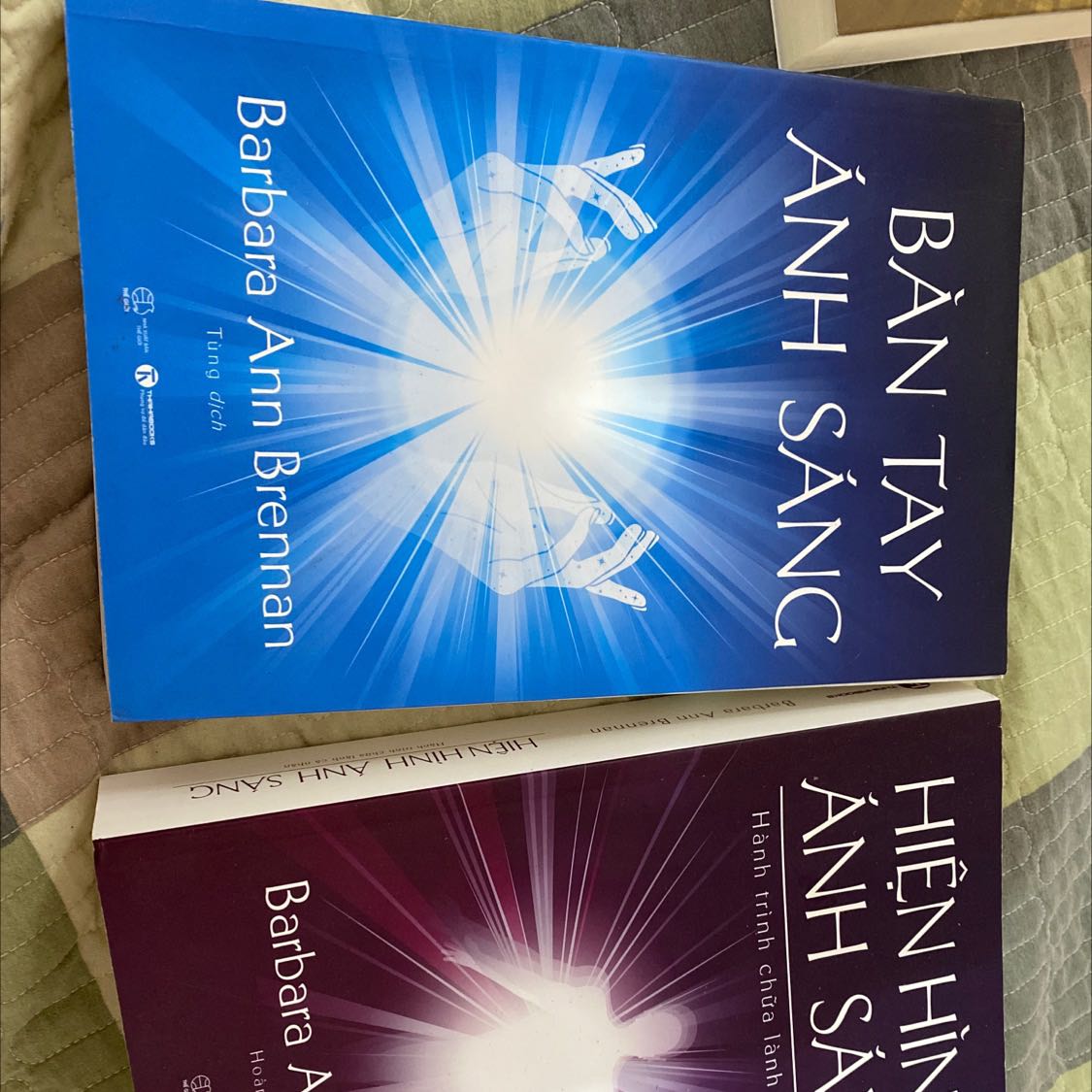 Sách đẹp lắm , mình chỉ thích mua sách ở đây thôi, đã mua rất nhiều sách tại cửa hàng , giấy đẹp chuẩn nên  càng có nhiều cảm xúc khi đọc