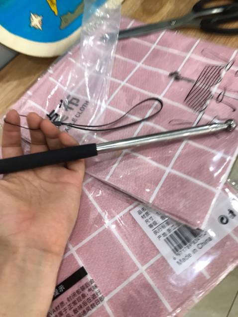 Thấy shop rất nhiệt tình, chăm chỉ tư vấn cho mình rất nhiều. Mua hàng của shop nhiều lần mà lần nào cũng ưng ý, shop bán hàng rất có tâm. Que Dùng làm đồ dùng dạy học chất lượng luôn nhé. Mình mua nhiều loại mà shop chuẩn bị hàng rất đầy đủ, ưng. Ship nhanh. Que chỉ bảng rất tốt, có thể kéo ra để hướng dẫn học sinh, thu lại rất gọn, nhét vừa cặp nhỏ gọn, xinh xắn. Shop đóng gói rất cẩn thận, 7749 lượt túi bóng, túi chống xóc. quá ưng. 10 điểm nhé shop. sẽ giới thiệu gia đình, bạn bè mua hàng của shop