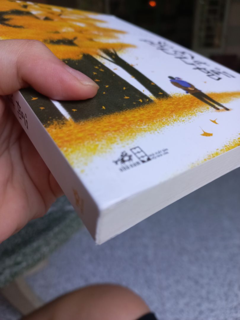 tiki trading đóng gói quá tệ, thật sự. Đối với 1 đứa yêu sách như mình thì nhìn sách bị df cực kì khí chịu. Lần đầu mình thấy cách gói đơn sách như vậy luôn á. Chỉ 1 lớp nilong mỏng dính xong bỏ vào hộp r quăng thêm 3 miếng nilong k biết có tác dụng gì???!? Hãy xem lại cách gói hàng của mình và gói hàng 1 cách có tâm với ạ. Bực mình thật sự đấy