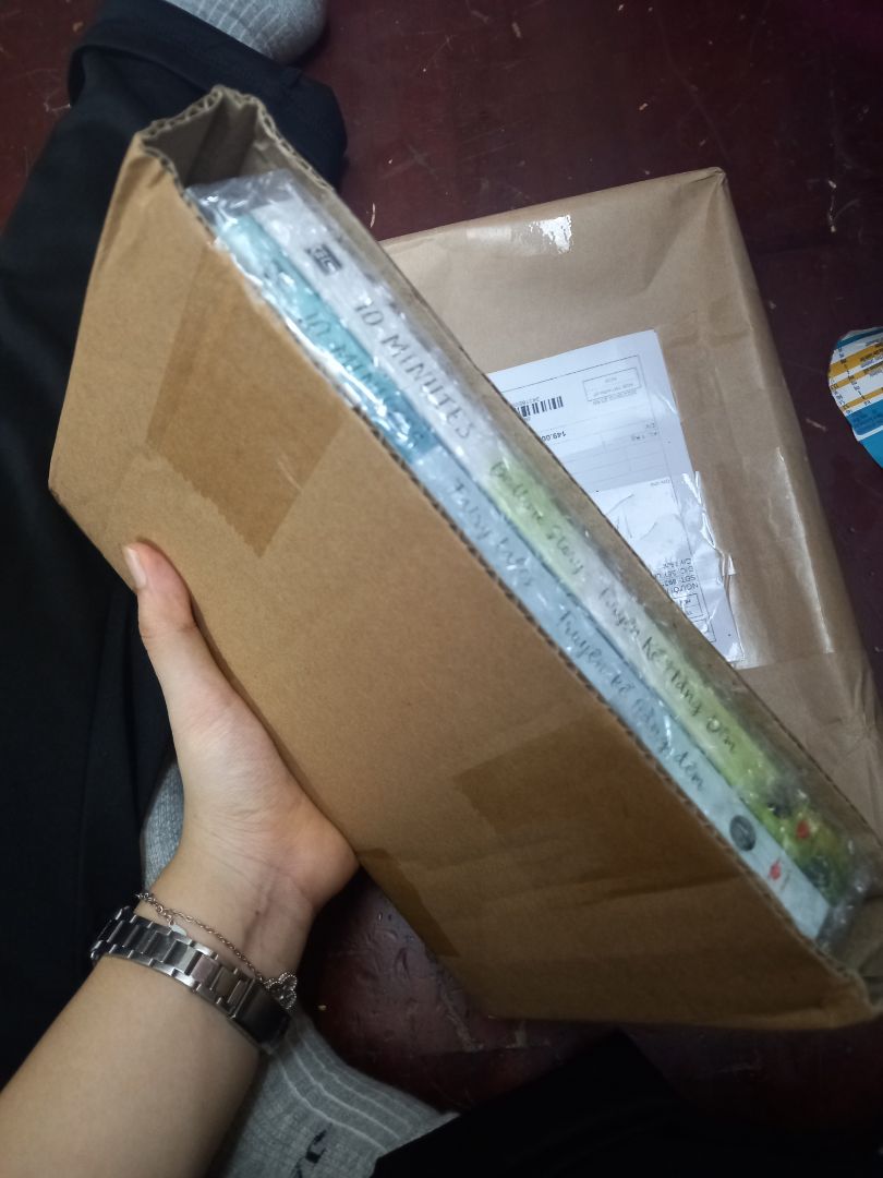 Đóng gói siêu có tâm, sách bìa cứng, minh họa đẹp. Vì mua sale nên giá hợp túi tiền chứ thật ra giá gốc có thể làm mọi người hoang mang :'))))