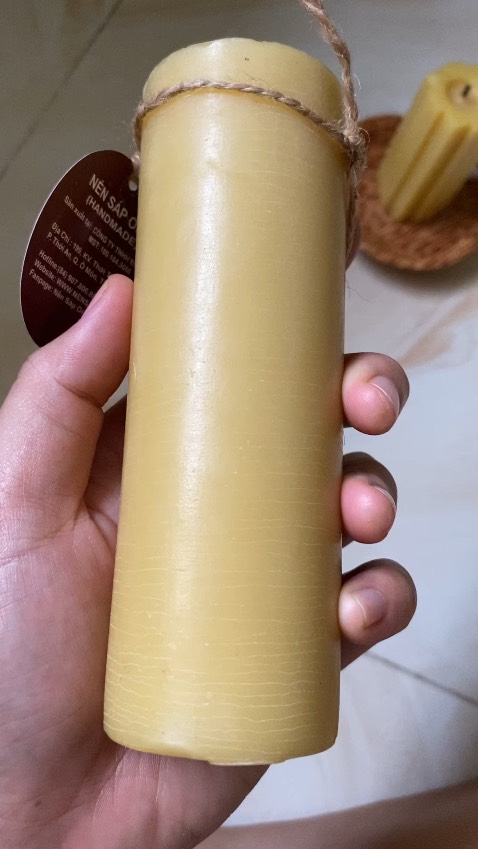 Lúc đầu mình có chút phân vân vì không nghĩ bỏ ra gần trăm ngàn cho 1 cây nến, vì mình chưa từng dùng nến sáp ong trước đó và cũng ko rõ lắm về công dụng của sáp ong, nhưng nhận hàng về vô cùng ưng cái bụng luôn. Shop đóng gói cẩn thận, giao hàng nhanh lắm, đủ và đúng hàng, có tờ hướng dẫn cẩn thận🥰
Mình dùng thử thì có mùi mật ong thoang thoảng ngọt và nhẹ(phải ngửi gần chứ nó ko lan ra khắp phòng đâu), thích vô cùng. Mong là có thể lọc được không khí trong bếp, phòng ngủ chủ yếu bảo vệ sức khỏe ở cái Sài Gòn đầy bụi này. Nếu cảm thấy có hiệu quả sẽ ủng hộ shop tiếp.

Mua hàng ở Tiki mình yên tâm vô cùng. Cám ơn Tiki ạ. 😘