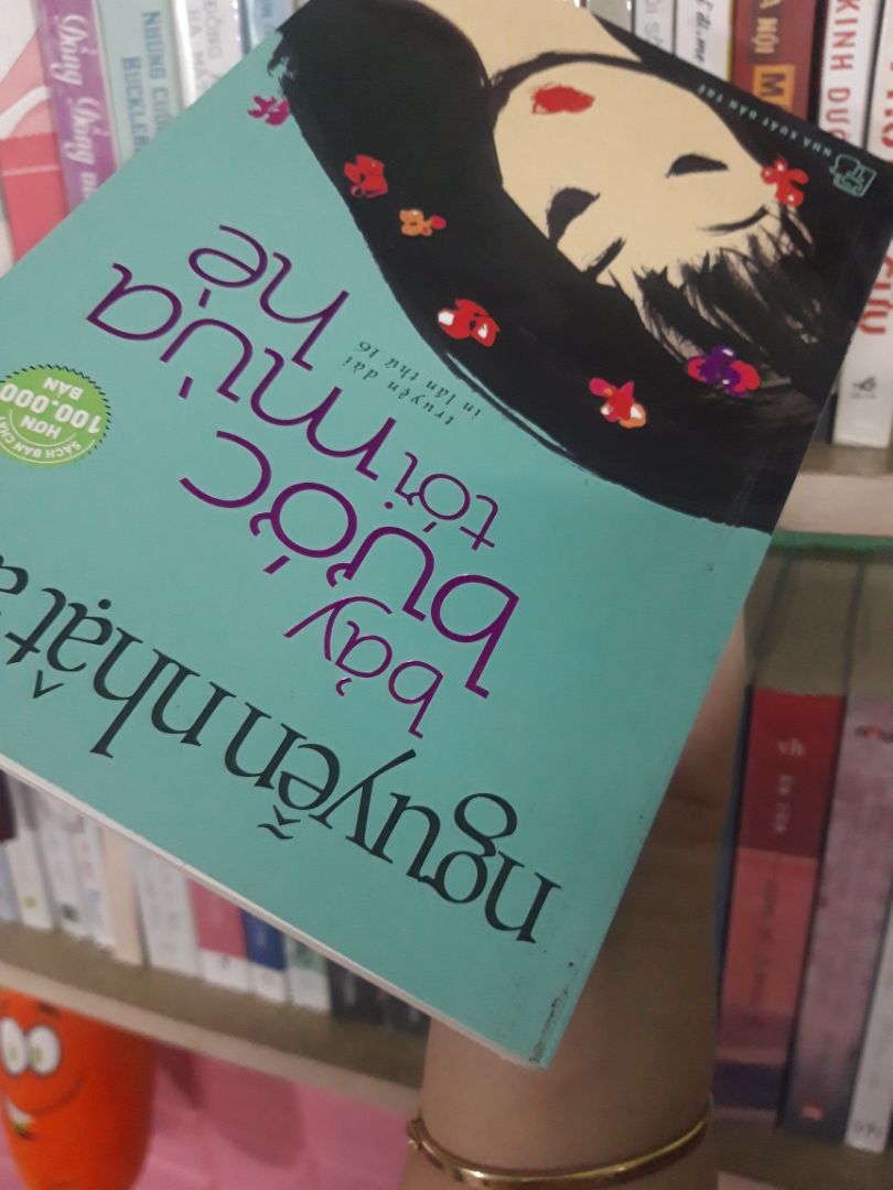 Quyển này siêu cũ,  không có seal. Lúc đầu đọc đánh giá của các bạn khác cứ lo lo nhưng đến lúc nhận hàng thì công nhận là đúng thật.  máy mình chụp hình sáng đẹp chứ bên ngoài cuốn sách đúng chuẩn thấy ghê luôn.  Thất vọng về tiki nhiều lắm