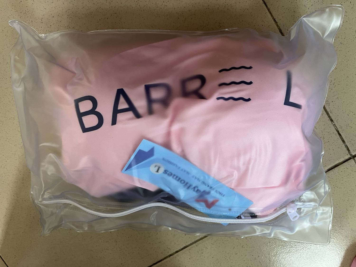 Đóng gói rất cẩn thận, giao nhanh. Chất liệu thu dầy, mát. Màu hồng kết hợp với xanh đen trẻ trung, có cả khung kim loại nâng ngực nữa. Nói chung hợp ý tui