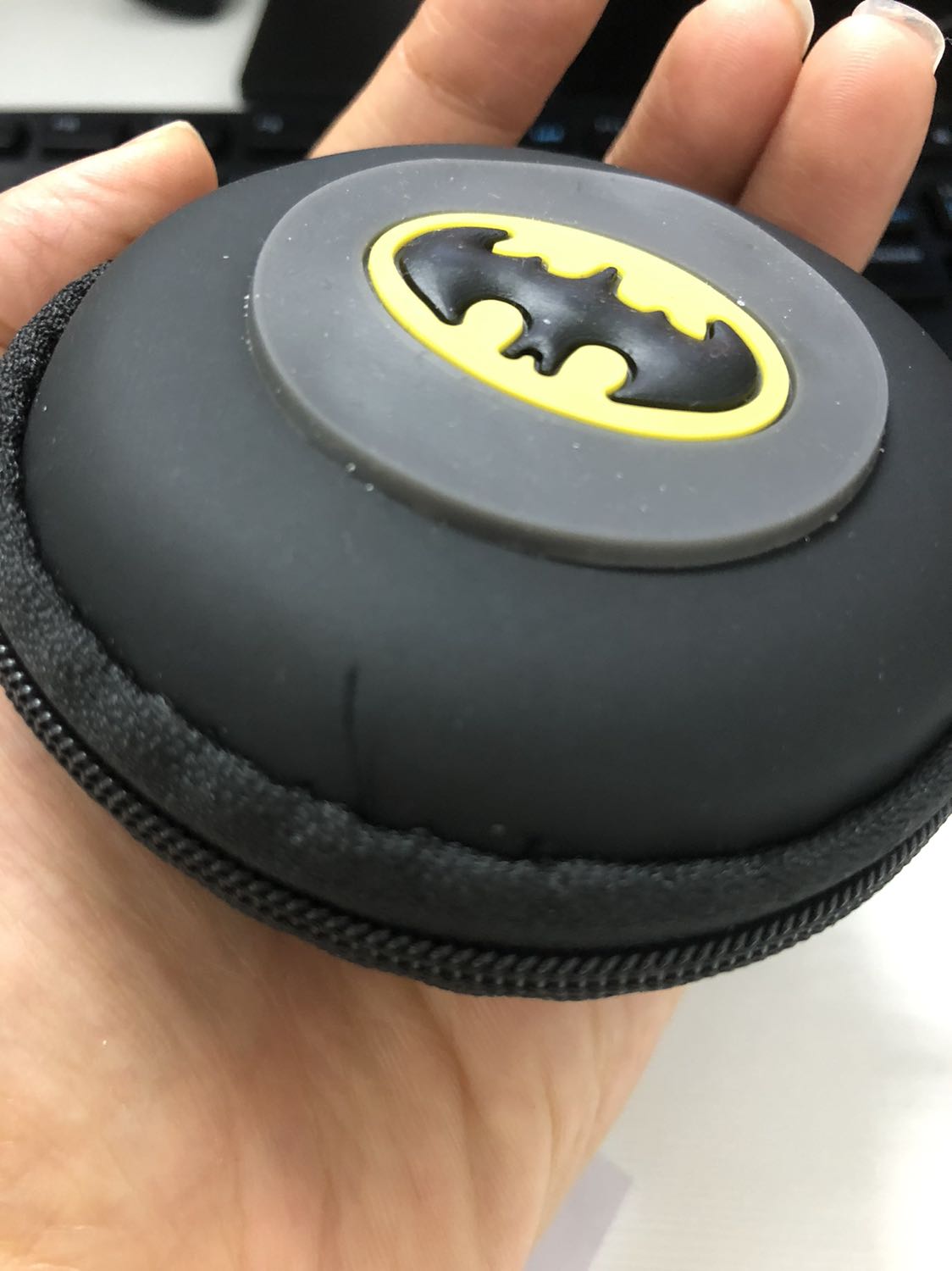 Hơi gọn và nhỏ, kích thước đường kính tầm 8cm, vừa giá tiền 15k