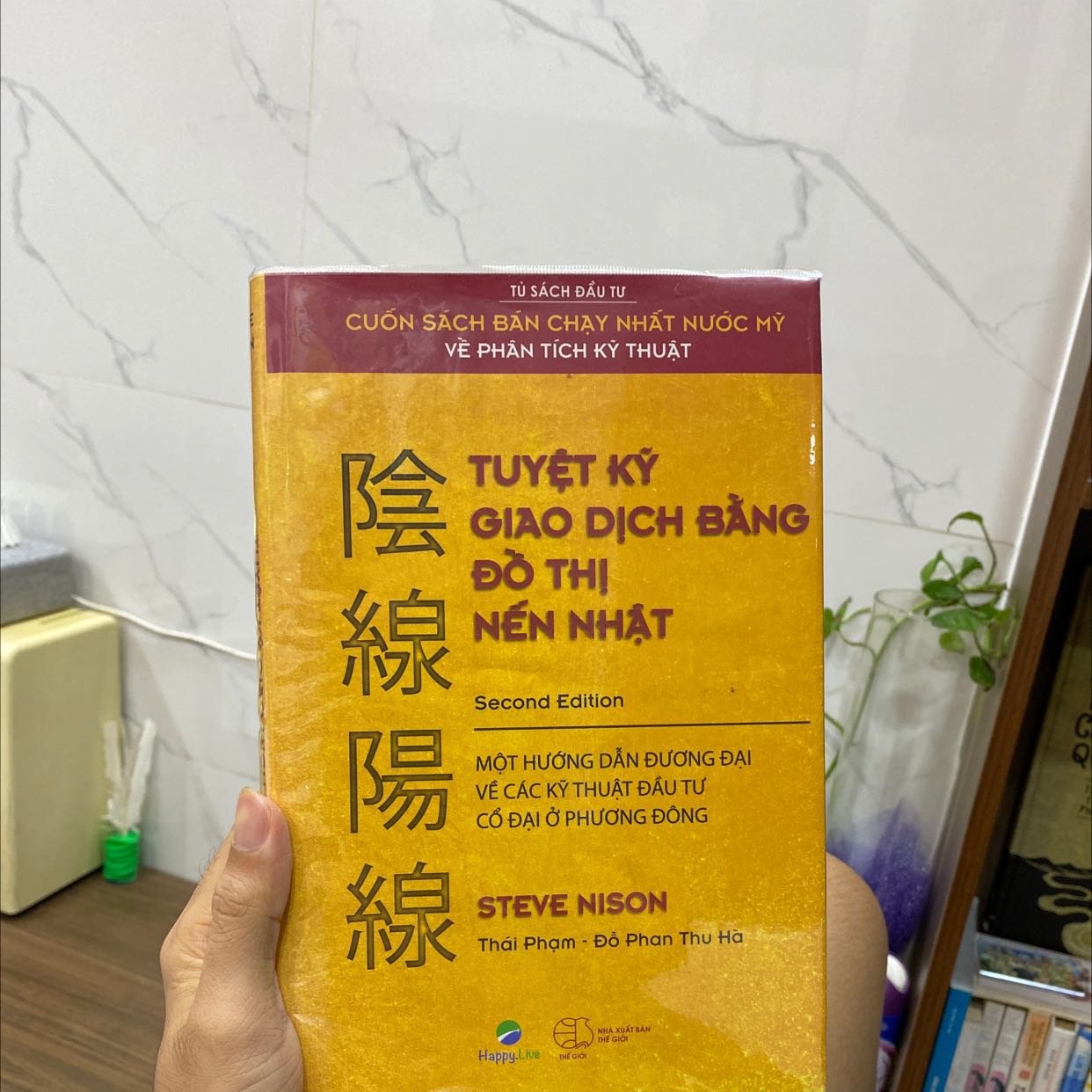 Mình cực kỳ thích những quyển sách từ happy lai đa số đều là bia cứng nên rất đẹp cuốn tuyệt kỹ giao dịch bằng đồ thị nến nhật này cũng là một trong số đó được thiết kế rất đẹp với nội dung cực kỳ chất lượng. Sách chuyên về hướng dẫn nhận biết và thực hành trên thị trường chứng khoán bằng đồ thị nến thông dụng