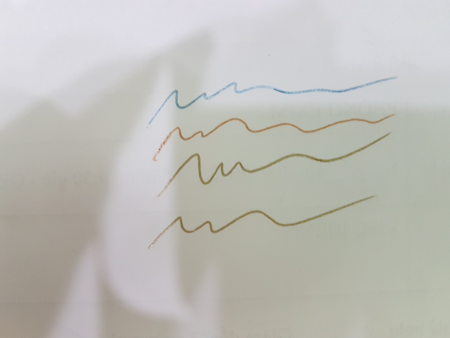 Đồng ý là Tiki giao màu ngẫu nhiên nhưng ít nhất phải là các màu khác nhau chứ.1 bộ 6 cây mà đưa hết 5 cây màu vàng đồng thì làm sao xài đây.