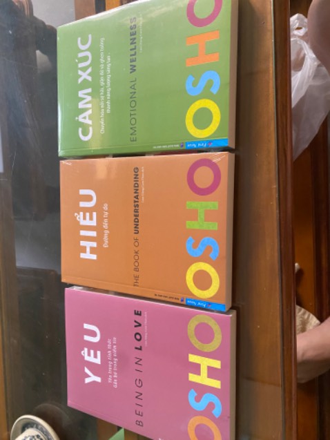 Tiki giao hàng nhanh, sách mới còn nguyên màng bọc. Bìa sách đẹp