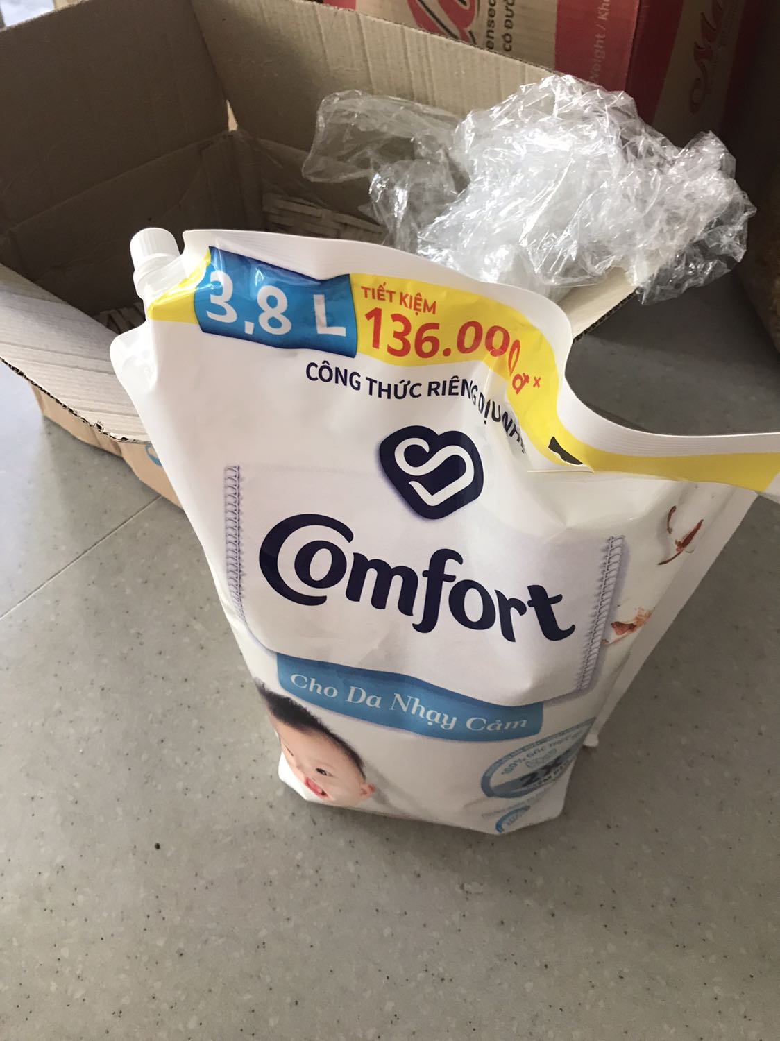 Đặt hàng lúc 0h21p ngày 23/11/2021 nhưng k có quà tặng kèm như quảng cáo, nhắn tin hỗ trợ thì nv báo do mình k tích vào quà tặng trong khi mình k hề thấy quà tặng hiện lên mà tích? 
 Đây k phải lần đầu mình mua hàng có quà tặng mà mình k biết nha!
Lỗi kỹ thuật do set up quà tặng mà lại đổ lỗi do khách hàng! 
Cảm thấy quá thất vọng! 
Đánh giá 2 sao: 1 sao cho sản phẩm thơm mùi dịu nhẹ mình hay sử dụng và 1 sao cho đóng gói hàng cẩn thận bọc kỹ bằng giấy catton vụn chống sốc! Còn lại trừ 3 sao cho việc set up quà tặng, chăm sóc khách hàng và xử lý phản hồi kh!