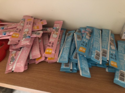 Có mỗi 2 màu, tỉ lệ còn lệch nữa, màu hồng nhiều hơn đúng mauf mình không thích-vị gà :) 
Mọi khi mèo nhà t có ăn loại này nhưng lần này lại không ăn, mình bóp súp ra thì nó chảy tong tỏng như nước lã ấy @@ mn đừng mua shop này