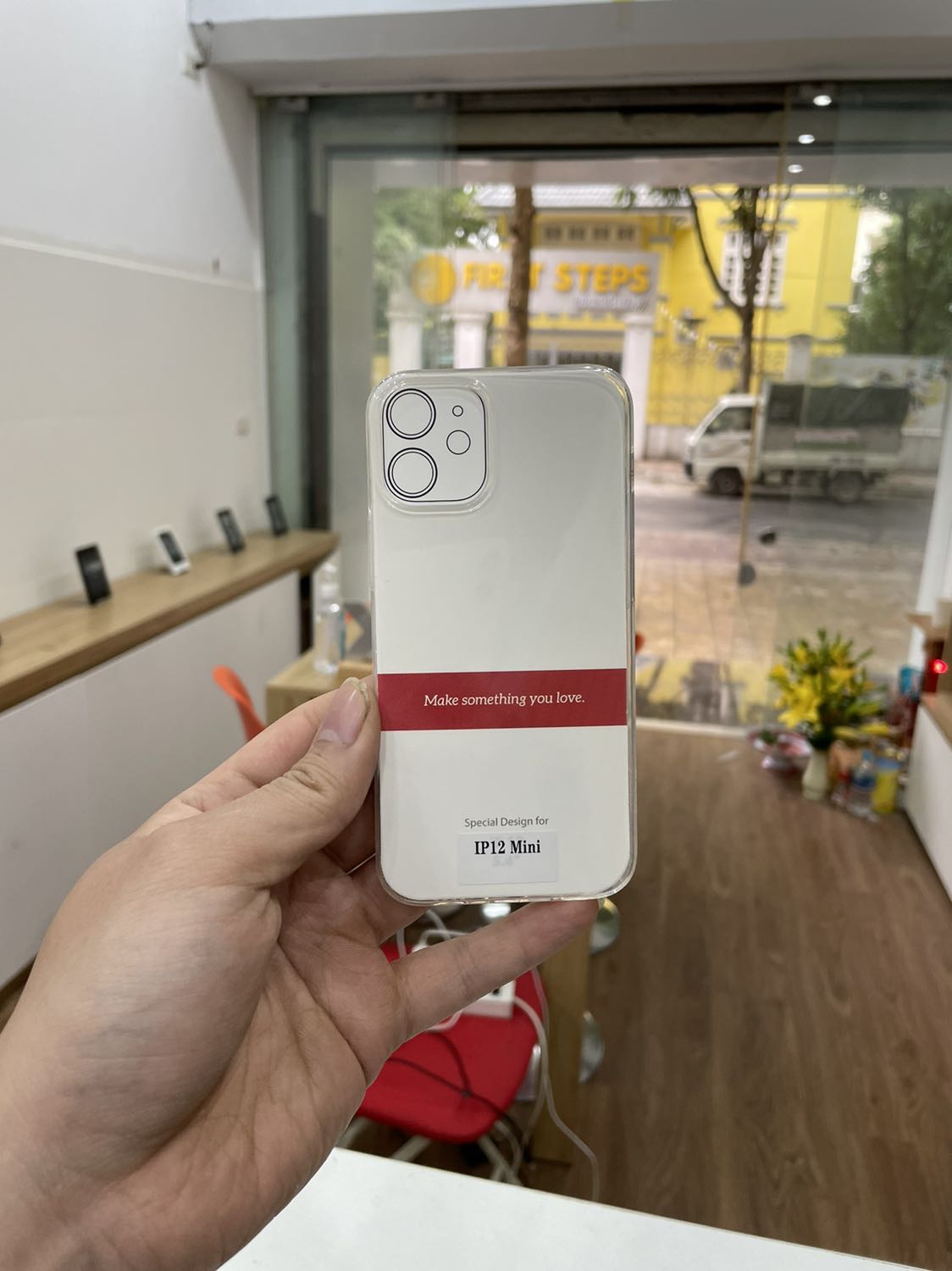 Ốp ngon lành, mỏng nhẹ. Bảo vệ thì tất nhiên chưa chắc đã ngon nhưng được cái mỏng nhẹ vừa vặn khoe máy ok