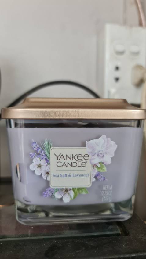 Hương dịu nhẹ, tinh chất ok, không gây kích ứng khi ngửi. Tạo cảm giác thư giãn, phù hợp những không gian sang trọng và tinh tế.