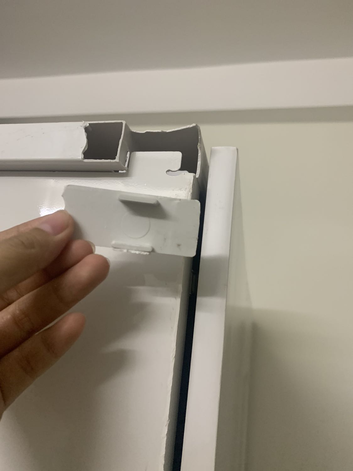 Tủ giao trễ hơn dự kiến 6 ngày, shop online mà nhắn tin hoài không trả lời. Mình đã báo huỷ đơn với Tiki nhưng không hiểu sao hôm nay Tiki vẫn giao, mình nghĩ thôi kệ nhận cũng được. Vì bên vận chuyển không khiêng lên tầng 1 được, nên có báo sẽ hẹn bên bán tới tháo lắp và mình phải trả phí 150k cho họ. Lúc sau, mình nhờ được người nhà chuyển tủ lên mà mới đụng xíu bị móp vỡ mấy chỗ, cánh tủ thì hơi kênh lệch, so với giá bỏ ra không đáng.