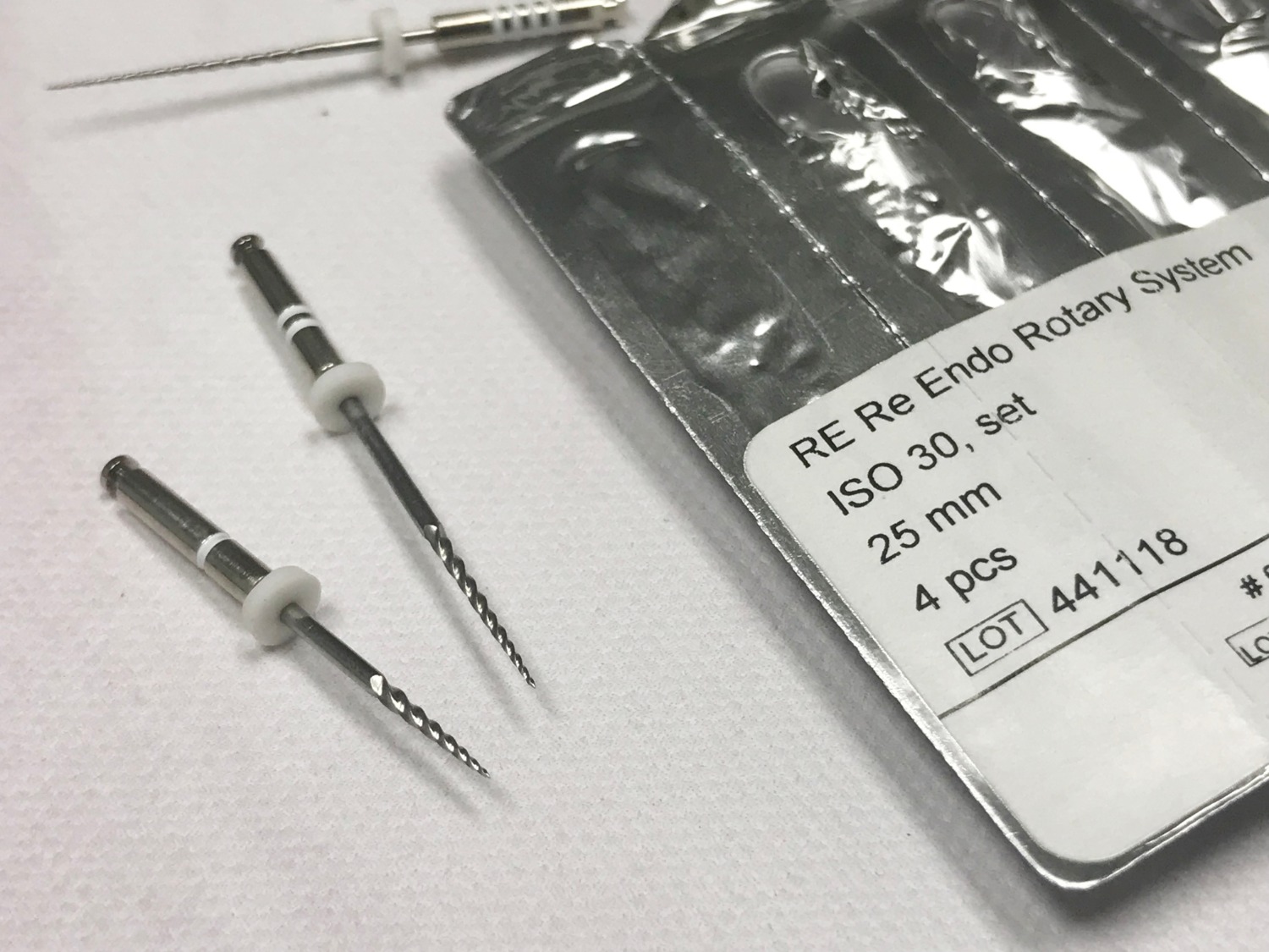 File Endostar này tôi đã mua dùng thử đợt triển lãm bên Đức, nong dũa rất sạch vì nó là dạng file dẻo nhưng không dẻo quá như các dòng ở Việt Nam đang bán, chinh phục được hầu hết các loại ống tủy từ thẳng đến cong phức tạp, nay lại thấy có trên Tiki mua có mã giảm giá nữa quá tiện lợi phải đặt thêm ngay. Lâu lắm rồi mới tìm được loại trâm file  giúp mình trong quá trình điều trị nội nha nhiều đến như vậy, thời gian, chi phí, công sức... Quá tuyệt! Cực kỳ recomment cho file này