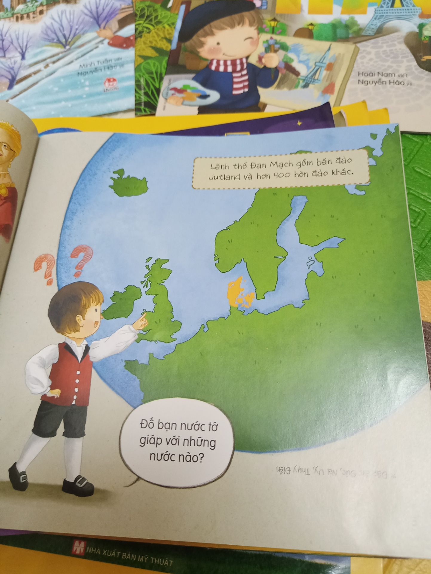 Nên mua sách ạ, sách thú vị lắm.