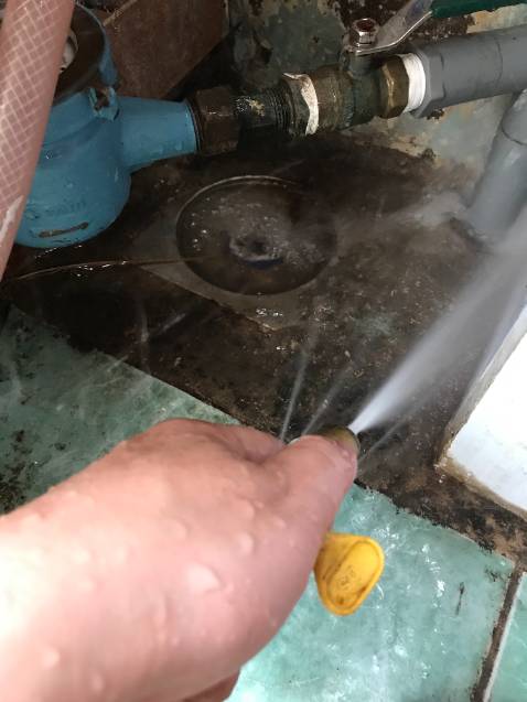 Tôi mua sản phẩm này đẻ gắn chỗ thoát nước ngoài sân với tình trạng như sau:
- nhiều gián, trùng  trong ống thoát nước. 
- Nước sẽ tràn lên nếu mưa to.

Sản phảm này có 3 phần: phần nắp lỗ to, phần nắp lỗ nhỏ và phần thân màu xanh.
sản phẩm này nó không vừa, nên tôi không tể dùng phần nắp lỗ to được. 
Tôi bắt đầu *** thử và kết quả như sau: 
- Hình thứ 1: tôi xả nước 1 khoản 20s thì thấy nó thoát nước rất chậm. Sau 2 phút, vẫn chưa rút nước hết được.
- Hình thứ 2: tôi cắt bớt đi, xem coi như thế nào. 
- Hình thứ 3: tôi xã nước hơn 1 phút, nước thoát nhanh => vừa ý tôi

Tôi rút ra kết luận như sau: 
trong trường hợp của tôi, Sản phẩm này chỉ giải quyết ngăn chặn gián, hạn chế mùi hôi. . 
còn việc chặn nước tràn lên (nếu không xài nắp lỗ to, thì không thể làm được. 

Với giá 9k/cái thì tôi thấy sản phẩm này đủ ổn, giải quyết vấn đề bình thường. 

Nếu đường nước nhà bạn thườn xuyên bị tràn lên thì tôi nghĩ sản phẩm này không giúp bạn được.