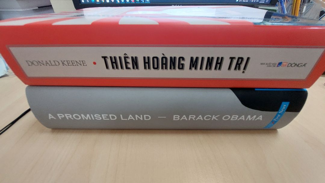 Cuối thế kỷ 19 đầu thế kỷ 20 chứng kiến những đổi thay mạnh mẽ của Nhật Bản. Hoàng đế Minh Trị vừa là người đặt nền móng ban đầu vừa tham gia vào quá trình lãnh đạo biến một nước Nhật lạc hậu thành một Đế quốc hùng mạnh của khu vực và thế giới. Hơn 1000 trang sách không chỉ là tiểu sử của vị Hoàng Đế mà còn là lịch sử đầy lôi cuốn của Nhật Bản.