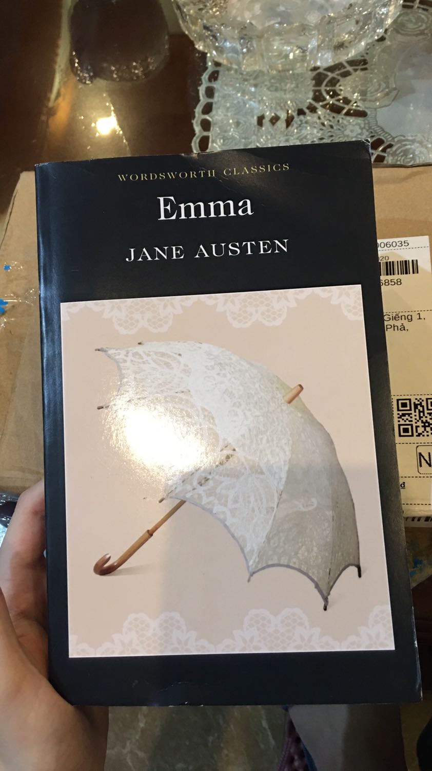 Mùi sách thì mới mà viền sách trông cũ quá. Bị sờn ấy :((( mình thì vừa nghiện đọc sách vừa nghiện chăm sách nhìn buồn quá đi. Thôi tạm cho 3 sao