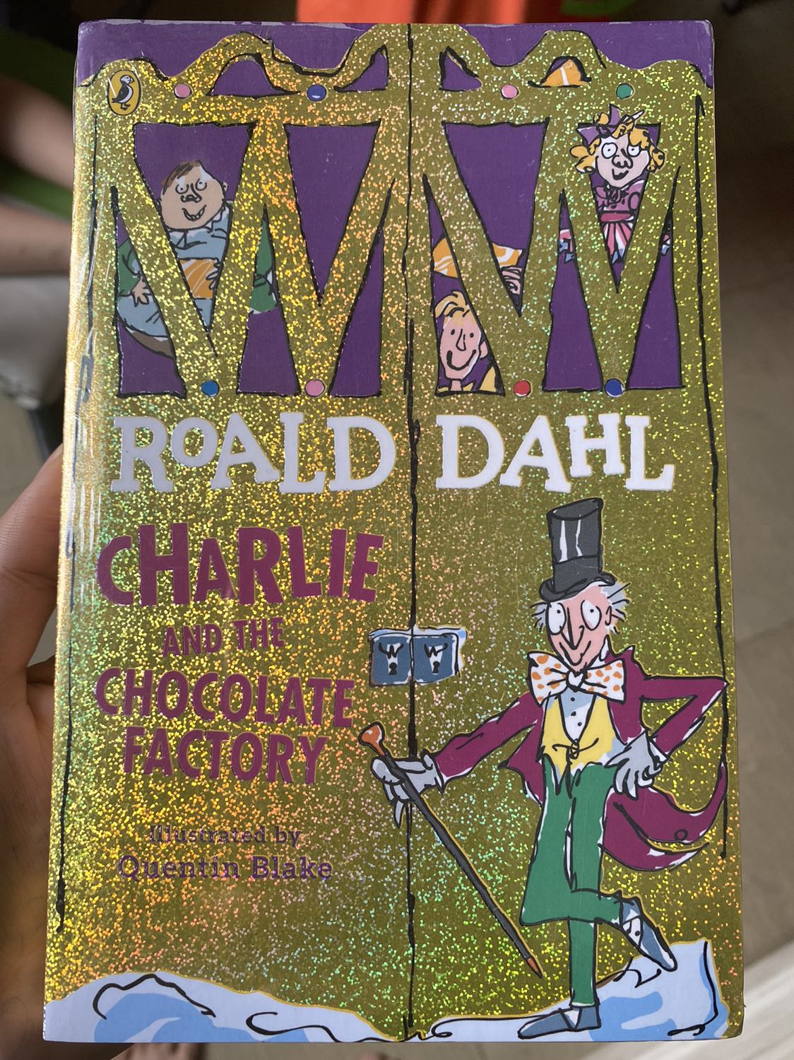 Cái nhìn đầu tiên mình thấy cuốn sách đẹp , tưởng giấy in chữ màu luôn chứ, nhg mở ra thì thấy giấy bình thường, 2 trang đầu tiên bị ố màu, sách nhỏ, giấy in bình thường, giá đến nay 179k mình thấy hơi cao. Nội dung dành cho bé đọc thì phù hợp.