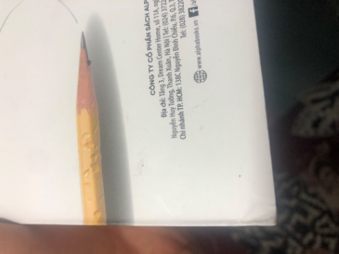 sách bị móp các góc, dính keo mặt bìa, mặt bìa dính dơ, seal sách bị rách có như ko có, tưởng đang mua đồ cũ.