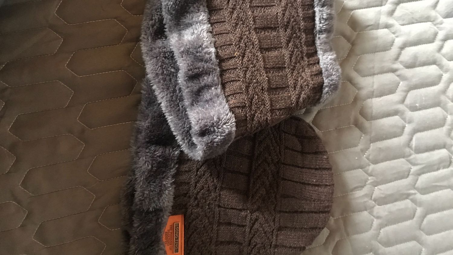 Mua màu xanh đen. Gửi màu nâu