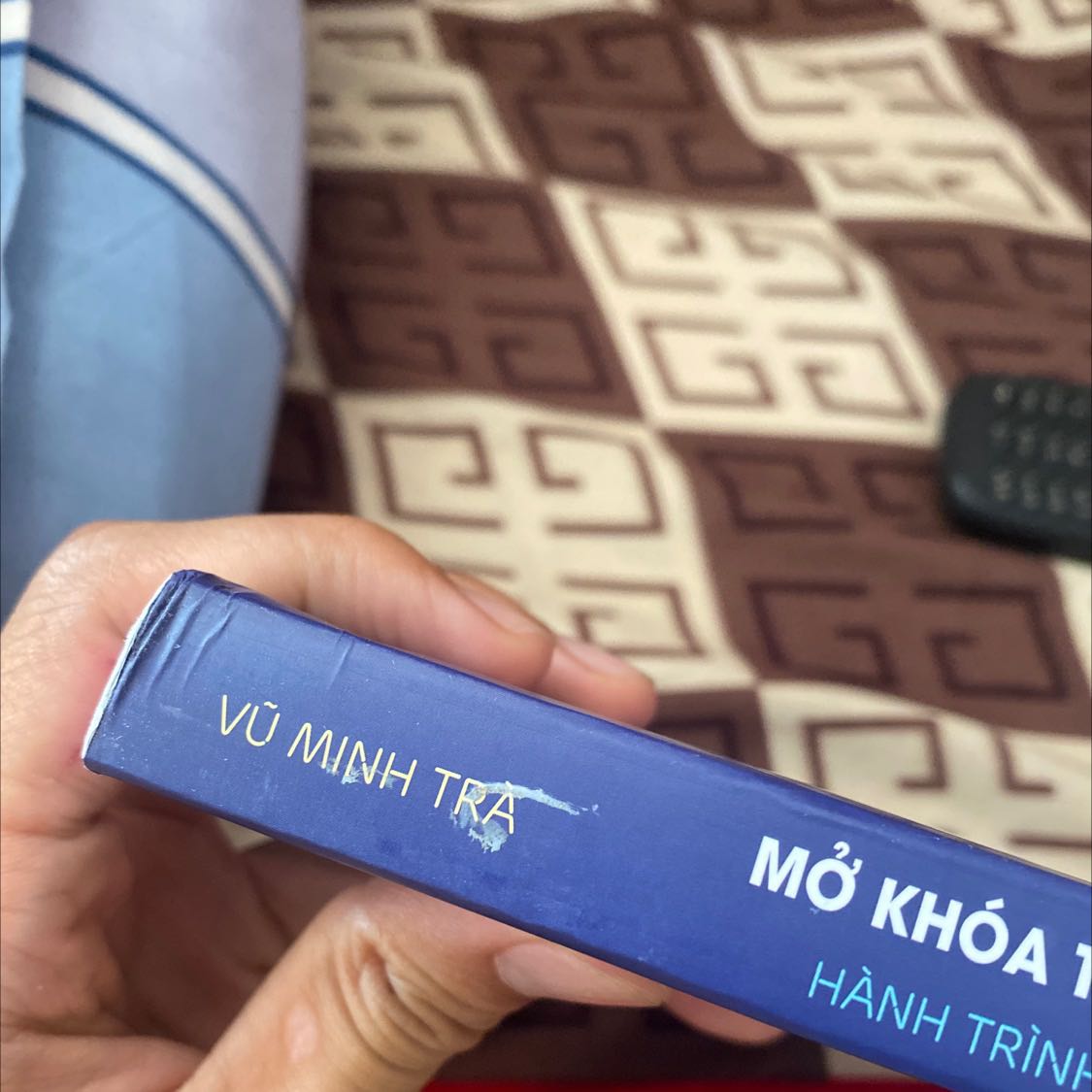 Không biết sao nhưng hơi thất vọng. Đó giờ mua hàng tiki tin tưởng về chất lượng giao hàng cũng như đóng gói cẩn thận. Lần này nhận sách trầy chụa móp méo như vầy. Đóng gói sơ xài. Nhưng lần đặt sách khác đều đóng gói cẩn thận và còn được bọc cả lớp bao bìa. Không phải quá quan trọng hoá vấn đề nhưng chăm sóc sản phẩm tốt khi tới tay khách hàng cũng là sự tôn trọng khách hàng.