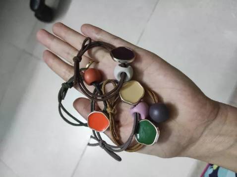 dây buộc tóc nasi morandi dễ thương lắm, dây chắc chắn co giãn tốt không kén tóc. Quá ok