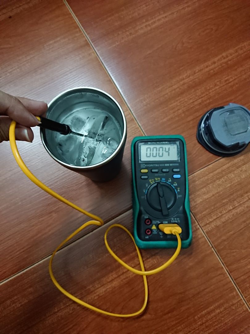 Vỏ và ruột làm kiểu nhám nhám. Bỏ một cục đá và chế nước gần đầy ly rồi đậy nắp, để 4 tiếng vẫn còn đá, cầm không thấy nhiệt truyền ra ngoài.
Ly cao khoảng 16cm, có nắp và miệng uống, muốn cắm ống hút thì tháo lưới lọc trà ra
TIKI đóng gói cẩn thận nhưng hộp chứa ly của nsx lại không có mút chống va đập -.-
Thiết kế dễ vệ sinh, dùng mút rửa chén mềm để vệ sinh. HDSD và bảo quản được nsx hướng dẫn rất kỹ