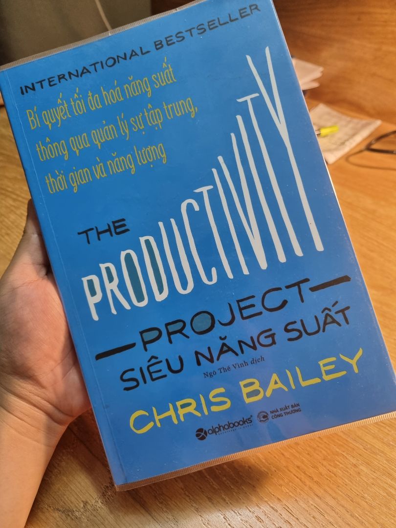 Cuốn sách rất hay của tác giả Chris Bailey. Tác giả trình bày những nguyên tắc và kinh nghiệm của mình để làm việc và sống có năng suất, hiệu quả hơn, giúp bạn tiết kiệm được nhiều thời gian hơn và dành được thêm thời gian cho đam mê và các công việc có ý nghĩa của cuộc đời mình.  Lối viết của tác giả đơn giản, dễ hiểu, đi thẳng vào vấn đề. Không dài dòng, lan man như các quyển sách self-help khác