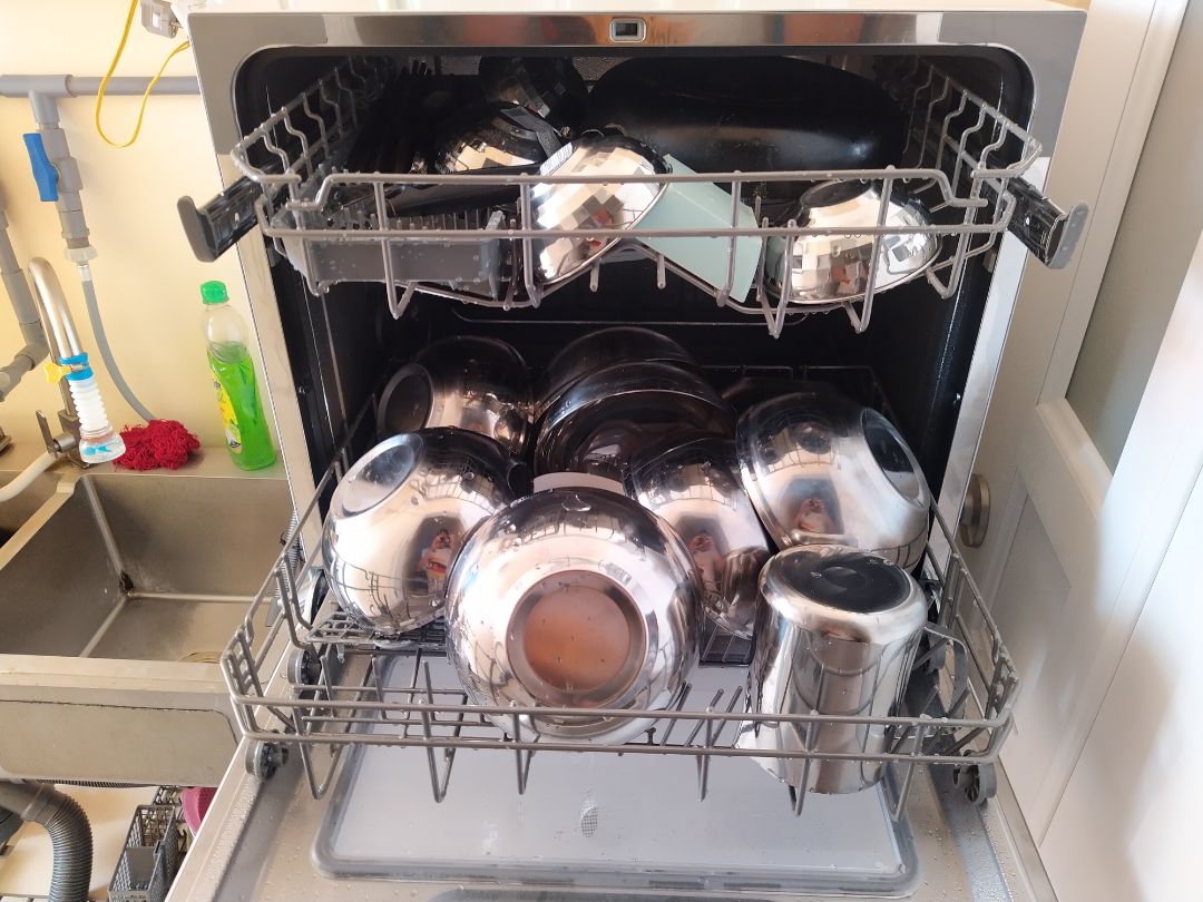 - Chi phí sử dụng hơi cao: phải chuẩn bị muối làm mềm nước, bột rửa chén, nước trợ xả để chén được rửa sạch, đồng thời tốn kha khá điện để máy chạy.
- Thời gian xếp chén vào, và lấy chén ra cũng khá vất vả so với rửa chén bằng tay.
- Chế độ Quick 30 phút rửa không sạch. chọn chế độ tiêu chuẩn 180 phút chén mới sạch.
- Bên trong máy khá nhiều bộ phận bằng nhựa, không biết có bền không.
- Mình mua giá 6,590,000 vnđ, không biết bao giờ mới lấy lại vốn máy này. Hi vọng sử dụng được hơn 10 năm để cảm thấy đáng đồng tiền một chút.
