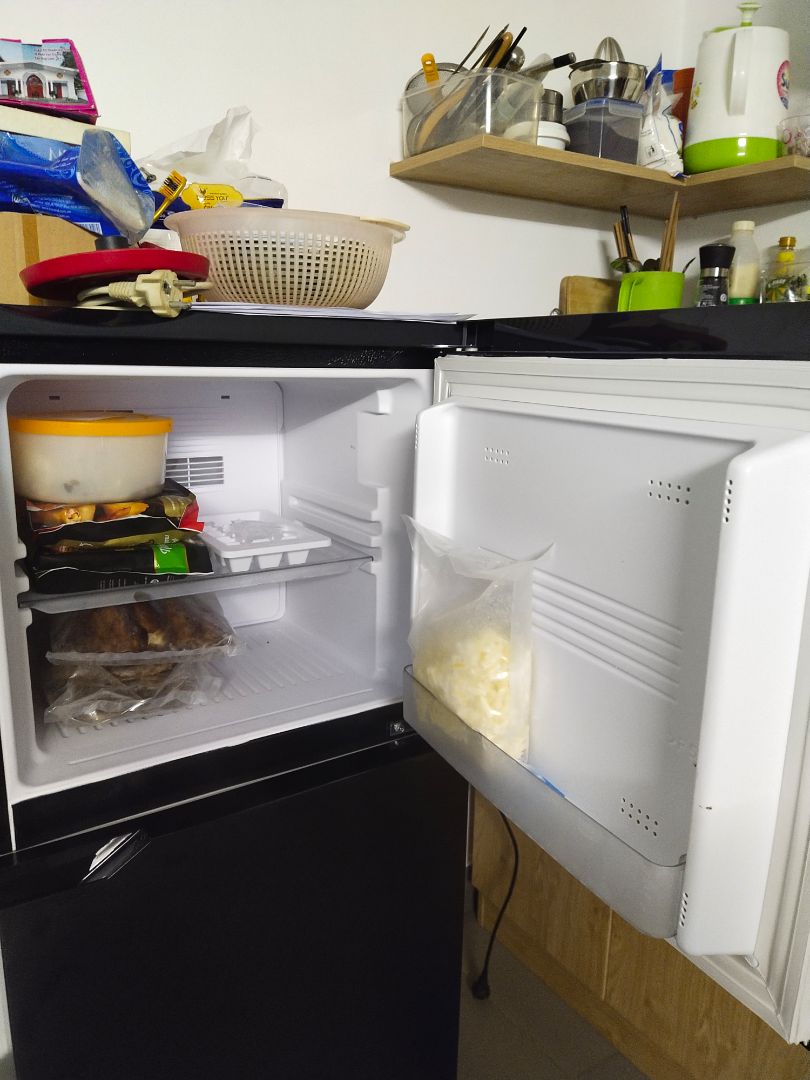 Sản phẩm không có thông tin điện năng tiêu thụ, cần mua gấp nên k thể nhắn tin hỏi tiki được, mua r mới biết mộtnngayf nó tiêu thụ hết 2kí điện, khá tốn điện. Mua hàng black friday nên giá rẻ hơn thị trường, chưa tới 3.3tr. Hàng nhận được bề ngoài đen bóng khá đẹp, lần đâu tiên sử dụng tủ lạnh nhỏ xíu như vậy, bề ngang 46.5cm, cao khoảng 121.5cm. Cửa của ngăn đông có khay khá nhỏ và cạn, nhựa màu trắng, không phải đen như web đăng tải, bên phải tủ có qr code *** bảo hành điện tử, chưa kích hoạt.